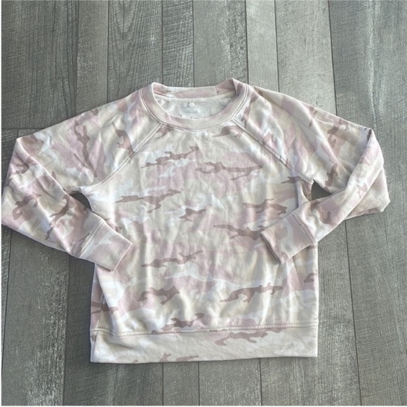 Lou & Grey Size XS Pink Camouflage Crewneck Sweatshirt. - Picture 6 of 6